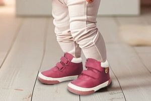 Як дитячі ноги готуються до ходьби? Дитяче ортопедичне взуття фото