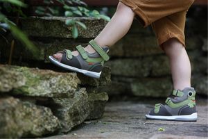 Важливо оглядайте і перевіряйте ноги дитини фото