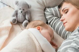 Як покращити якість свого сну в перші місяці життя дитини? фото