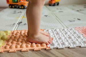 Як запобігти плоскостопості у дитини? фото