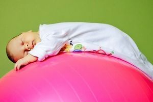 Фітбол для новонародженого фото