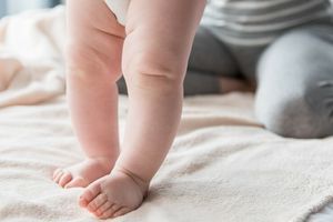 Коли дитину можна ставити на ніжки? фото